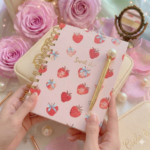 Journal 🍓 de Fresas A5 con Espiral Dorada + Bolígrafo + Stickers