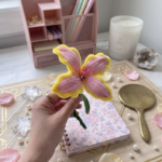 Flor con borde espiral amarillo y rosa pastel