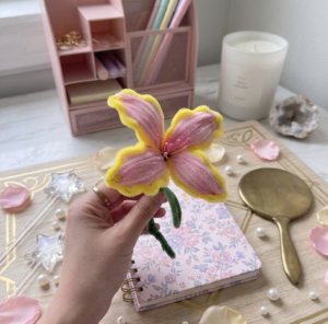 Flor con borde espiral amarillo y rosa pastel