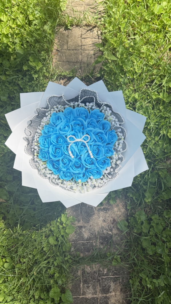 img_0858 Ramo elegante 29 rosas de jabon azules